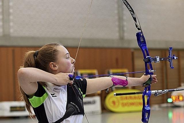 Bogenschtzin Svenja Gutmann zielt nach oben