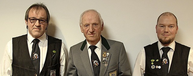 Oberschtzenmeister Gnther Hfflin (l...s) ehrten Herbert Brill fr 50 Jahre.   | Foto: Horst David