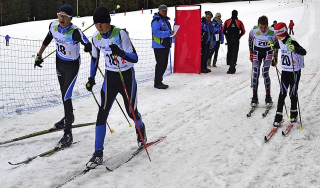 Erster Wechsel der Schler U 15: Axel ...t an seinen Teamkollegen Luca Wehrle.   | Foto: junkel