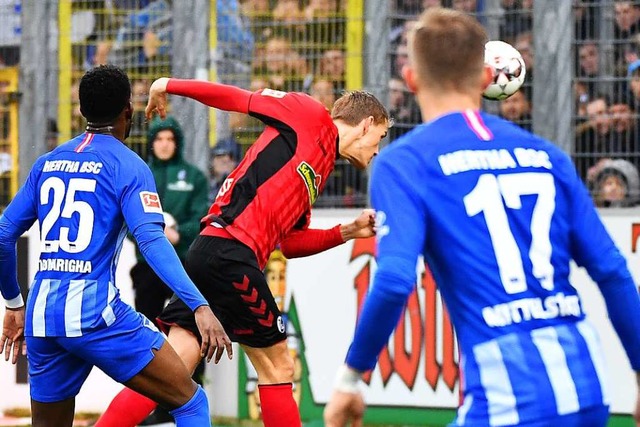 Gleich ist der Ball im Tor: Nils Peter...trifft per Kopf zur Freiburger Fhrung  | Foto: Achim Keller