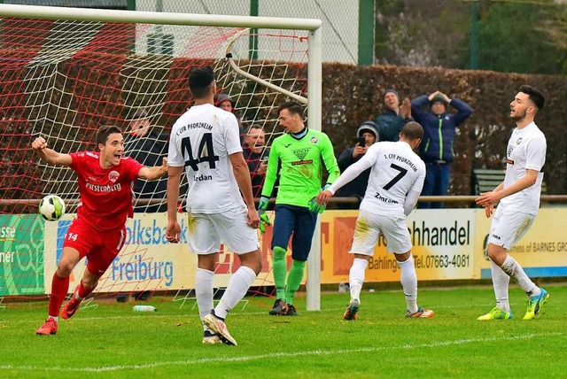 Die Entscheidung in Bahlingen: Rico We...kiert etwas glcklich das Tor zum 2:0.  | Foto: Daniel Thoma