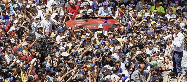 Oppositionsfhrer Juan Guaid (ganz re... Anhngern in der Hauptstadt Caracas.   | Foto: AFP