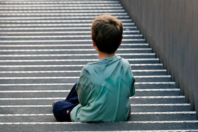 Reform des Unterhaltsrechts: Ein kleiner Junge sitzt auf einer Treppe.   | Foto: dpa