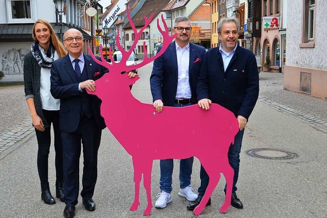 Laura Ambs, Brgermeister Roland Tibi,...er Hauptstrae vor dem Rathaus Elzach.  | Foto: Nikolaus Bayer