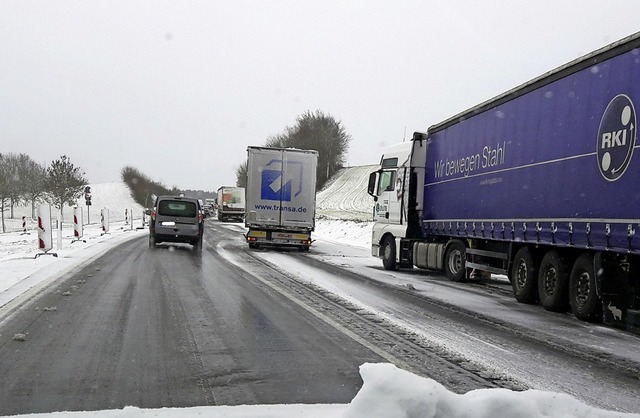 Viele Lastwagen hingen am Montagmorgen an der Behlaer Hhe fest.   | Foto: Bernhard Lutz