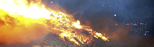 Lichterloh brannte das Fasnetfeuer auf...angefacht von einem steifen Westwind.   | Foto: Erhard Morath