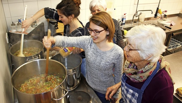 Carmen Fuchs, Christa Eble, Sabine Bec...s bei der Zubereitung der Minestrone.   | Foto: Karin Heiss