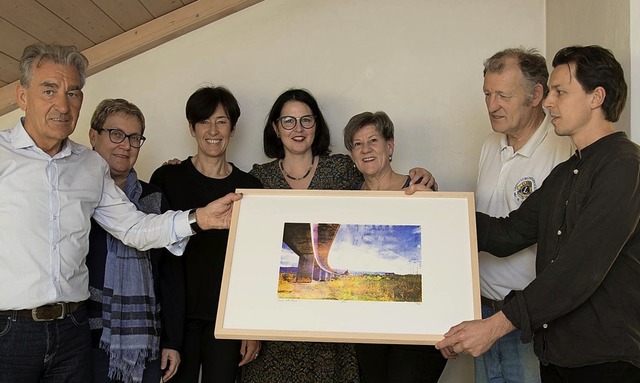 Patrick Ltzelschwab (rechts) stellt e...ter Chart (links) nimmt es entgegen.   | Foto: von Oeynhausen