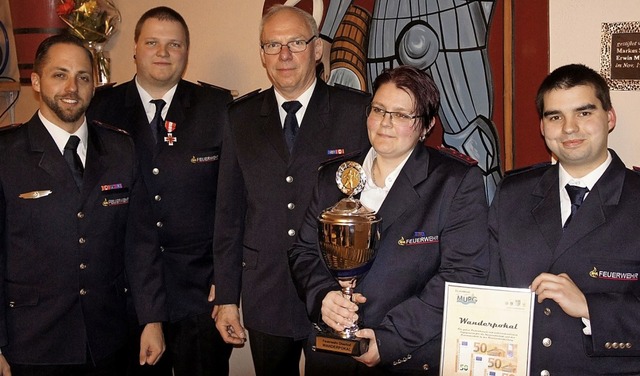 Der Kommandant der Feuerwehrabteilung ... Wanderpokal und Urkunde (von links).   | Foto: Reinhard Herbrig