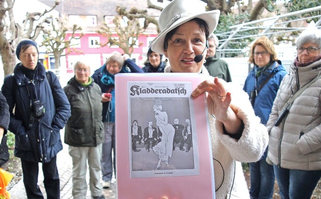 Stadtfhrerin Manuela Eder untermalte ...er Frauen mit Bildmaterial und Fotos.   | Foto: Danielle Hirschberger