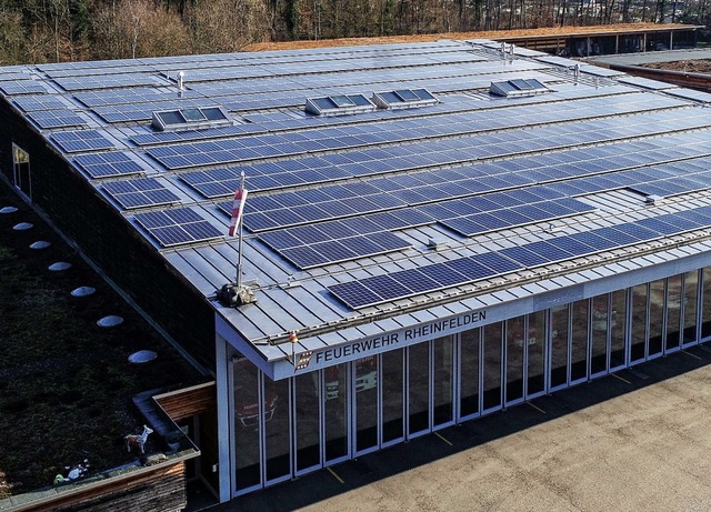 Die Solarmodule sind auf dem Dach des ...die Anlage luft und produziert Strom.  | Foto: AEW