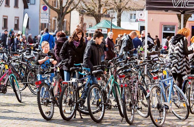 Wer noch ein Fahrrad braucht, kann sich auf dem Zweirad-Flohmarkt umschauen.  | Foto: Bernhard Rein
