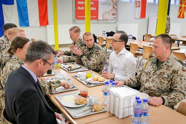 Bundesauenminister Heiko Maas (Zweite...) frhstckt im Bundeswehr-Feldlager.   | Foto: dpa