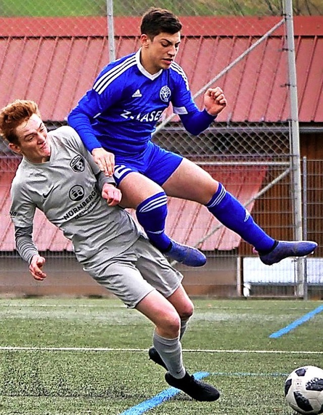 <BZ-FotoAnlauf>Bezirksliga:</BZ-FotoAn...t den Merzhausener Vincent Spth aus.   | Foto: Weis