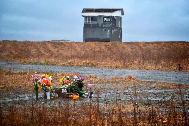 Wo einst Leben war, erinnern  Blumen a... Tag der Katastrophe vor acht Jahren.   | Foto: afp