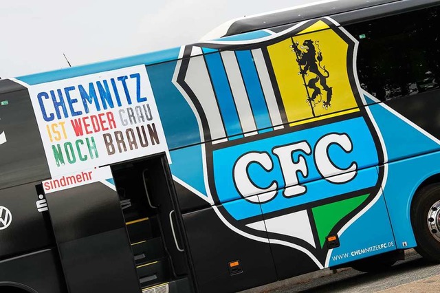 Mannschaftsbus des Fuball-Regionalligisten Chemnitzer FC  | Foto: dpa
