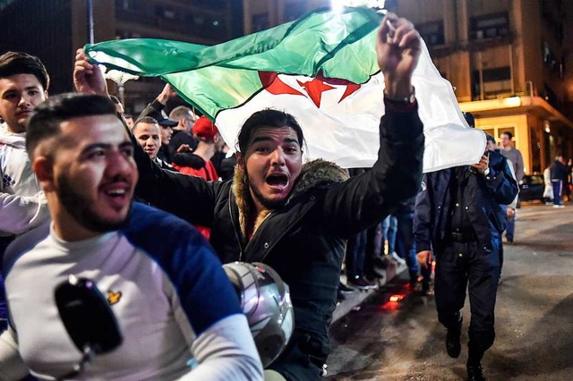 Am Montagabend wurde in Algerien der Rckzug von Bouteflika gefeiert.  | Foto: AFP