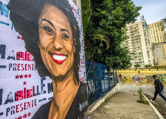 Ein Plakat in Rio de Janeiro erinnert ... einem Jahr ermordete Marielle Franco.  | Foto: Tobias Kufer