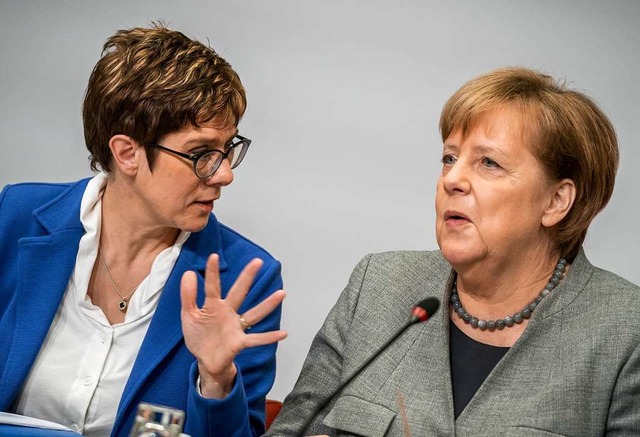 Die Demnchst-Kanzlerin und die Noch-K...m Gesprch mit Angela Merkel (rechts)   | Foto: dpa