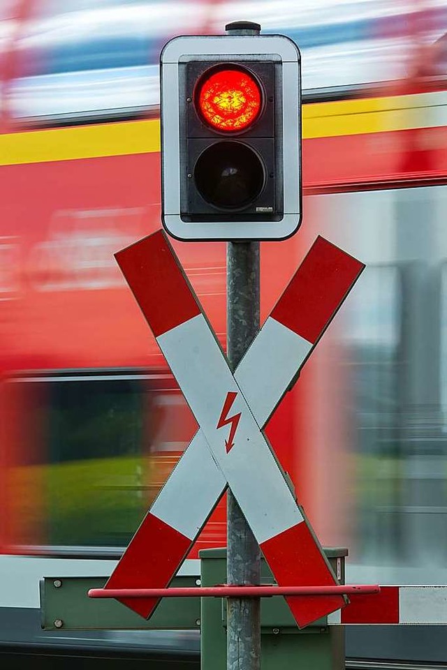 Rotlicht bedeutet auch am Bahnbergang: &#8222;Anhalten&#8220; (Symbolfoto).  | Foto: dpa