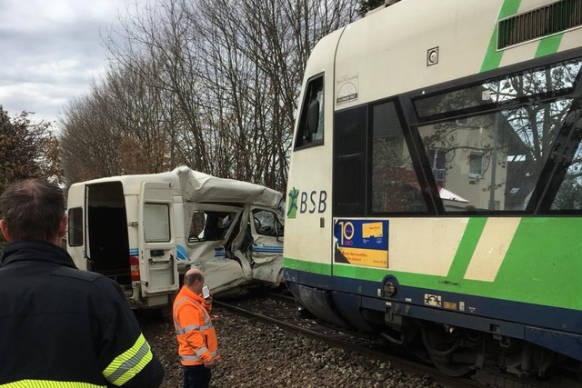 Nach einem Zusammensto eines Transpor...isgau-S-Bahn ist der Fahrer gestorben.  | Foto: Freiwillige Feuerwehr Waldkirch