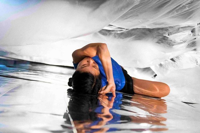 Emi Miyoshi in ihrem Tanzstck &#8222;Depth of field&#8220;  | Foto: Marc Doradzillo