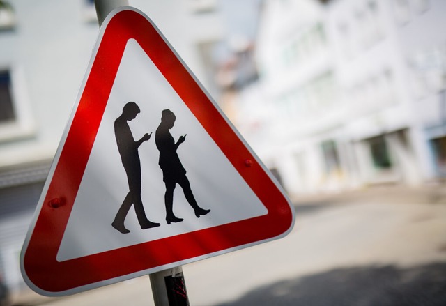 Ein Schild warnt in Reutlingen vor  &q...ufen und sich sowie andere gefhrden.   | Foto: dpa