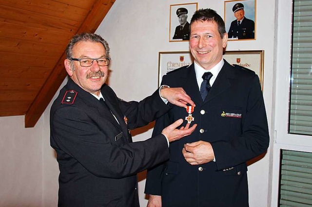 Oberbrandmeister Hubert Landmann erhl... in Gold des Landes Baden-Wrttemberg.  | Foto: Mario Schneberg