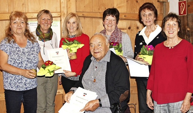 Langjhrige Mitglieder wurden beim Sch... und Horst Kriechbaum (sitzend)  aus.   | Foto: Lucia van Kreuningen