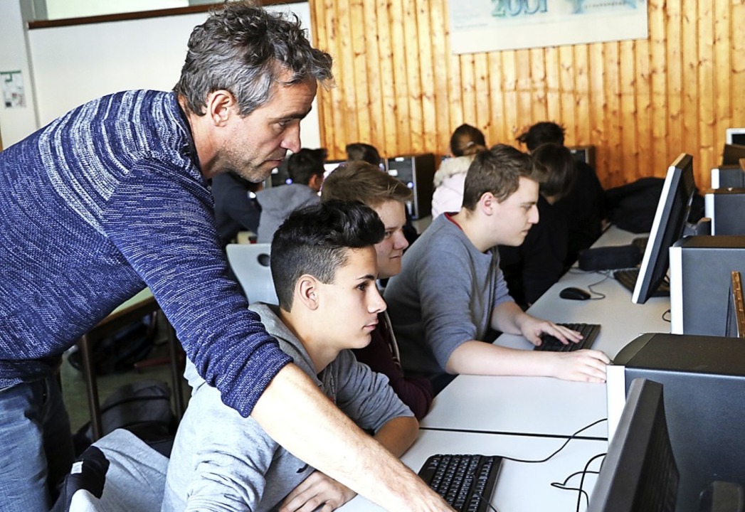 Techniklehrer Klaus Morath untersttzt...zlinge beim Programmieren am Computer.  | Foto: Martha Weishaar