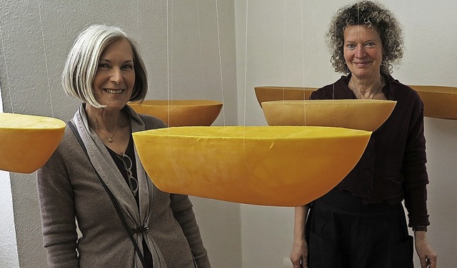 Rita Maria Linke (l.) und Beatrix Tamm inmitten der  &#8222;Lichtboote&#8220;   | Foto: dop