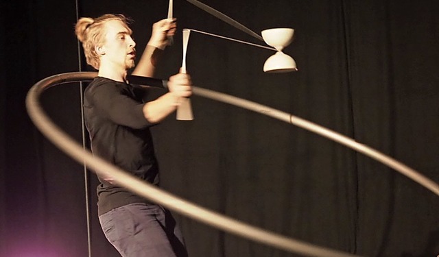 Whrend das Cyr Wheel spektakulr um D...t er zeitgleich noch mit dem Diabolo.   | Foto: Jutta Geiger