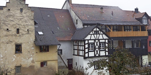 Das Haus Dankers mit dem markanten Weh...hend verschwundenen alten Stadtmauer.   | Foto: Edelgard Bernauer