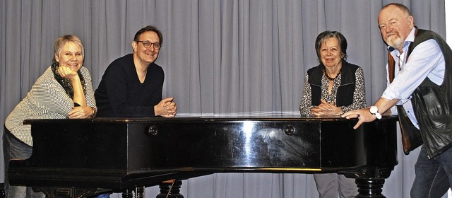 Bei der Vorbereitung fr das Filmkonze...Evelyne und Roland Vetter (von links).  | Foto: Sylvia-Karina Jahn