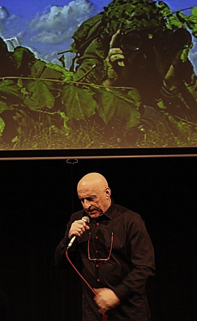 Moderator Martin Graff vor der Leinwand  | Foto: franz