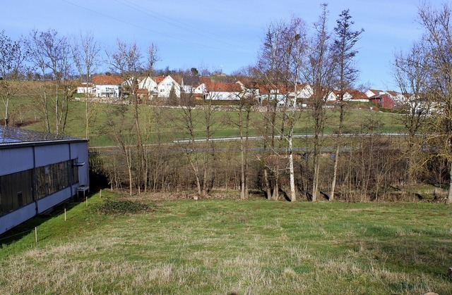 In Nachbarschaft der Halle (links) sol...g aus gleich nach der Brcke (rechts).  | Foto: Langelott