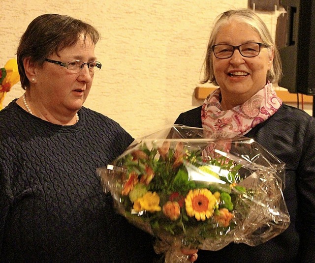 Fr 35 Jahre als Pflegeschwester bekam...rgrit Herr ein Dankeschn mit Blumen.   | Foto: Natascha Lapp