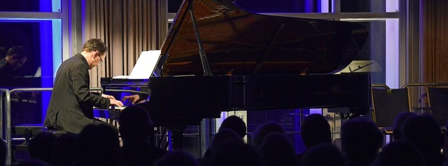 Am Klavier Florian Bischof, der das Mu...m des Erffnungsabends mitgestaltete.   | Foto: Ingo schneider