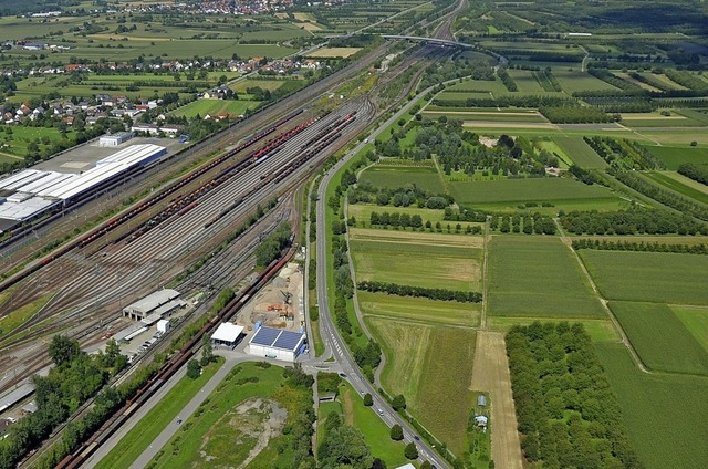 Ackerland und Obstwiesen prgen das Ar...neten Standort fr ein Groklinikum.    | Foto: Burgmaier