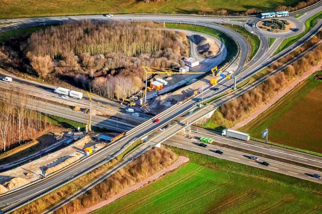 Der Ausbau der Autobahnanschlussstelle...urch eine Ampelanlage  ersetzt werden.  | Foto: Martin Bildstein
