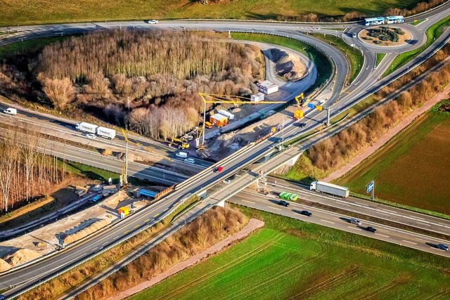 Der Ausbau der Autobahnanschlussstelle...urch eine Ampelanlage  ersetzt werden.  | Foto: Martin Bildstein