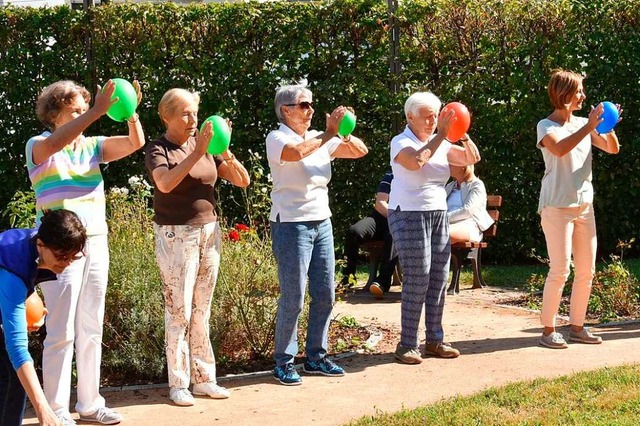 Ehrenamtliche tragen zur Lebensqualit...l beim Bewegungstreff in Gundelfingen.  | Foto: Andrea Steinhart/Archiv 