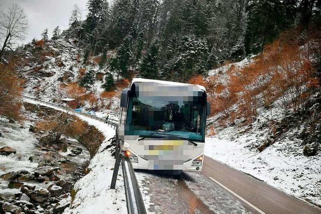 Bus kommt im Wehratal von Spur ab