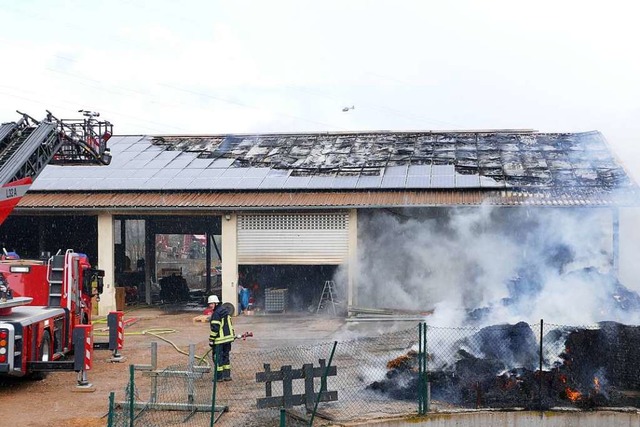 Ein Raub der Flammen wurde eine landwirtschaftliche Lagerhalle in Boll.  | Foto: Stefan Limberger-Andris