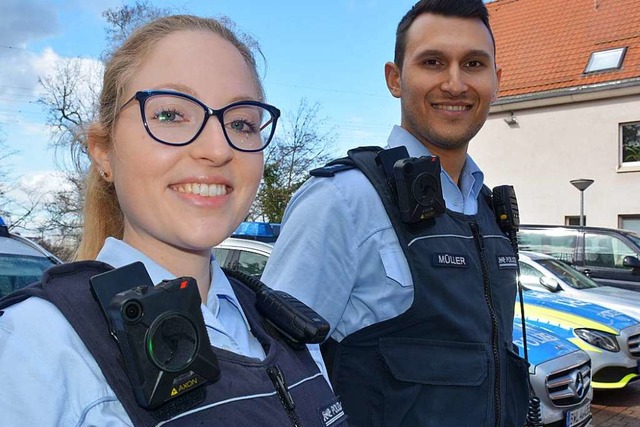 Polizeimeisterin Anike Loewen und Poli...as mehr Schutz in heiklen Situationen.  | Foto: Hannes Lauber