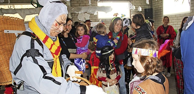 <BZ-FotoAnlauf>Kinderfasnacht Wiechs:<...chokoladeneier an die kleinen Narren.   | Foto: Monika Weber