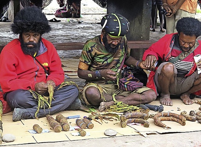 Auch die Menschen von West-Papua stell...ette Perschke und Martina Uehlin  vor.  | Foto: Privat