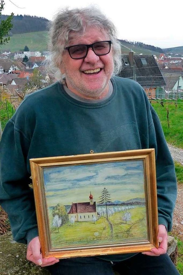 Eddy Weeger mit einem Bild von der Berghauser Kapelle, gemalt von Eugen Burkart.  | Foto: Andrea Gallien
