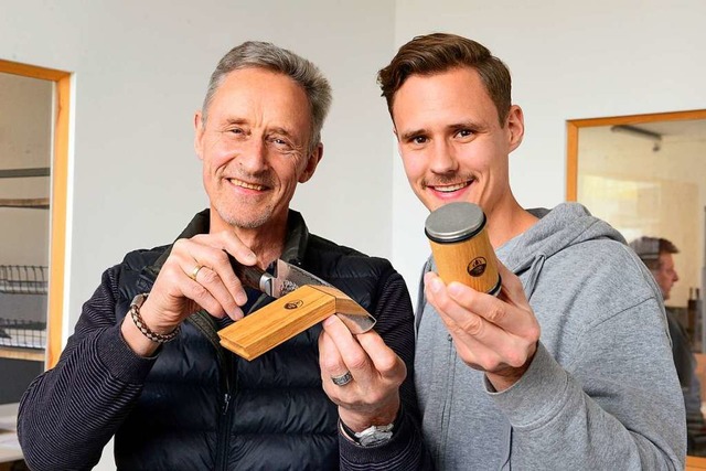 Otmar Horl (links) und Timo Horl mit ihrem Produkt  | Foto: Ingo Schneider