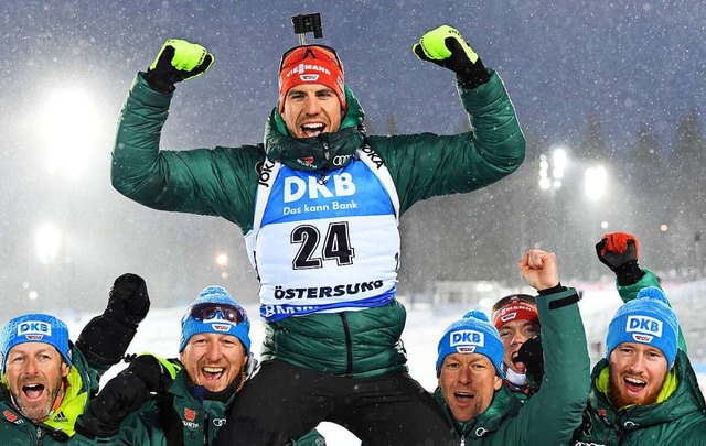 Weltmeister Arnd Peiffer, getragen von seinen Teamkameraden  | Foto: dpa